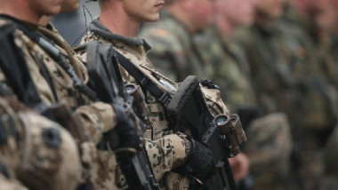 militari in formatie, cu arme