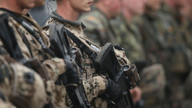 militari in formatie, cu arme