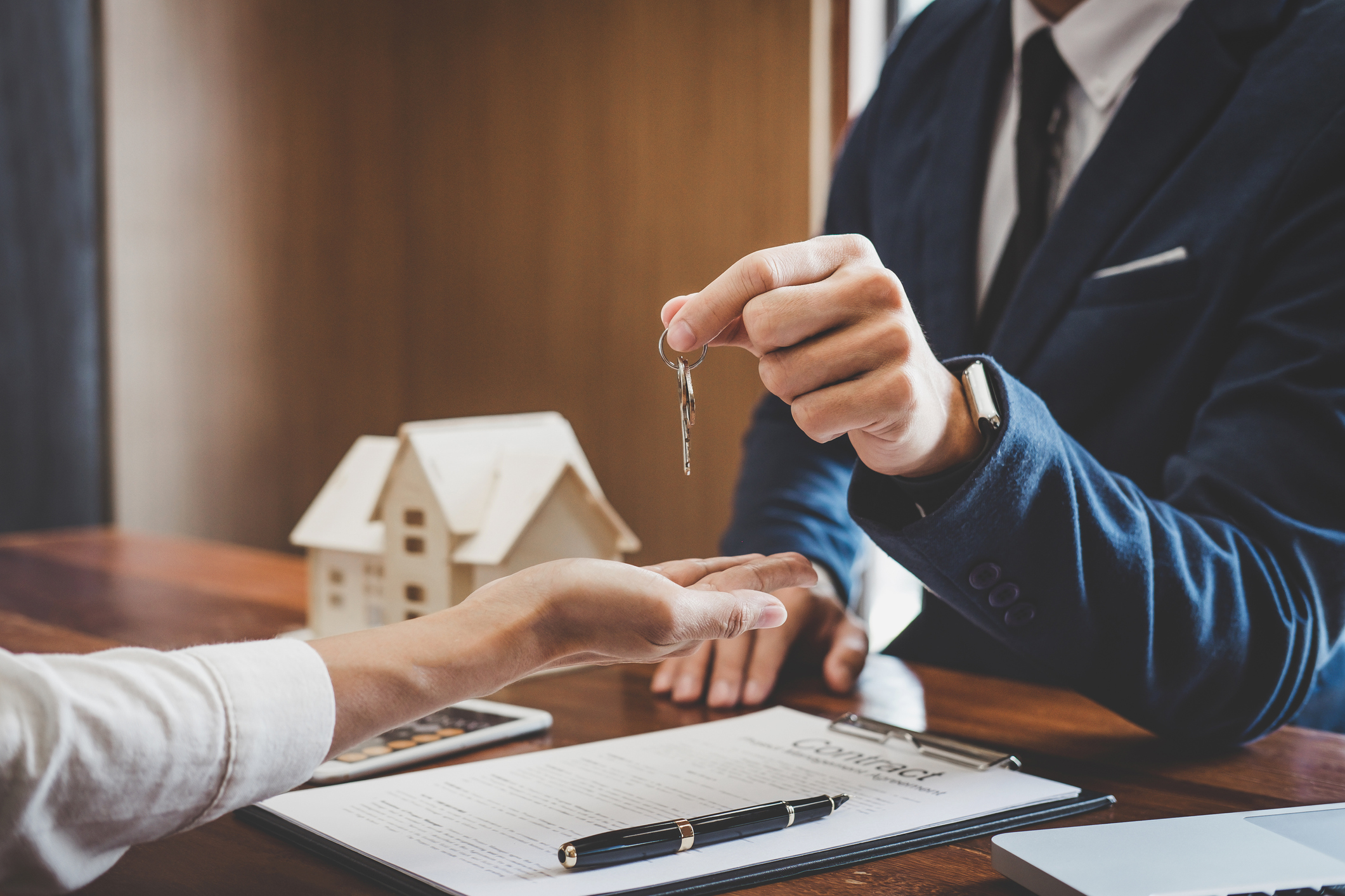 Țeapă de zeci de mii de euro cu apartamente plătite în avans, în Suceava. Constructorul, plasat sub control judiciar pentru înșelăciune