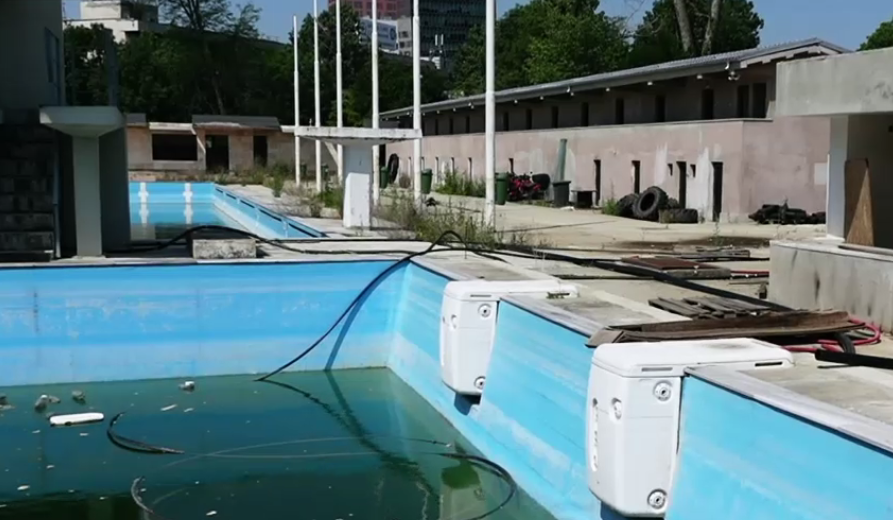 Statul la stat. Ștrandul Tineretului din Capitală, abandonat și năpădit de bălării, deși se plătește lunar o chirie de 25.000 de euro