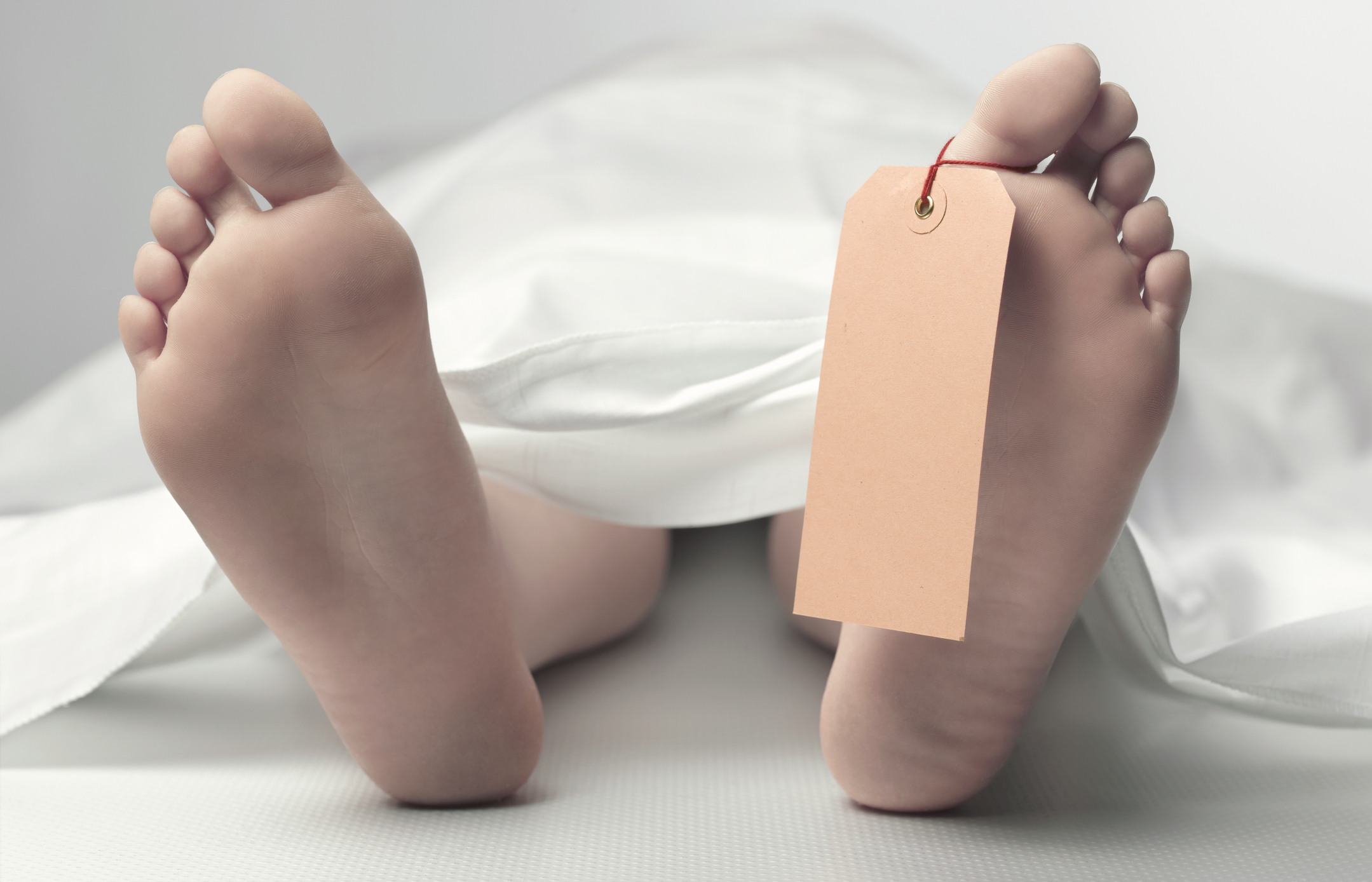 O fată de 16 ani din Neamț a murit după ce a consumat un drog de tip cristal. Dealerii, arestați preventiv