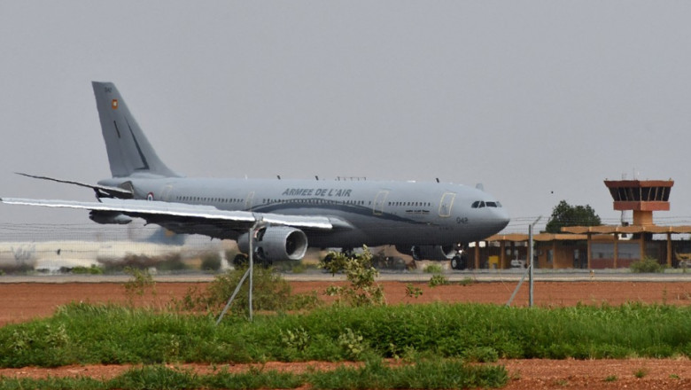 avion militar al frantei care evacueaza civili din niger