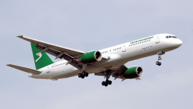 avion al turkmenistan airlines in zbor