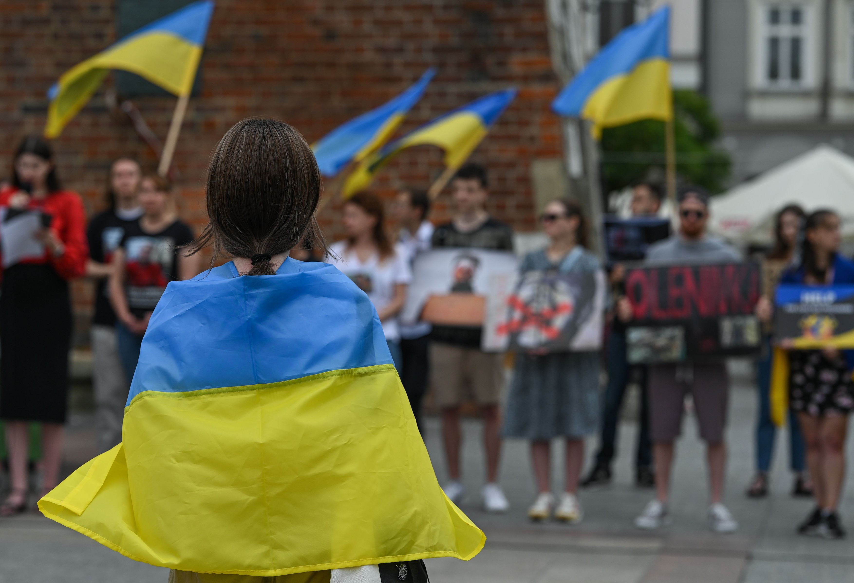 Ucrainenii care trăiesc pe teritoriul ocupat de Rusia sunt forţaţi să obțină cetăţenia rusă. Ce se întâmplă cu cei care refuză