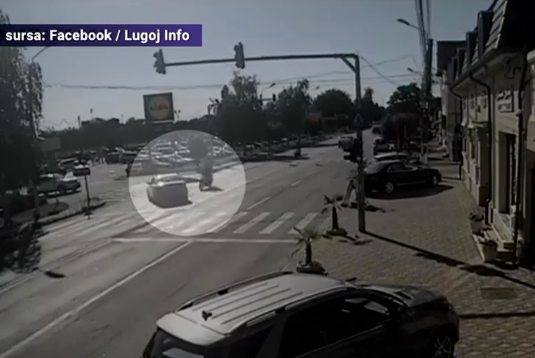 Patru tineri aflați pe motociclete au fost aruncați pe asfalt și răniți din cauza greșelii unui șofer. Momentul accidentului din Lugoj