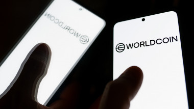 logo-ul worldcoin pe un ecran de smartphone