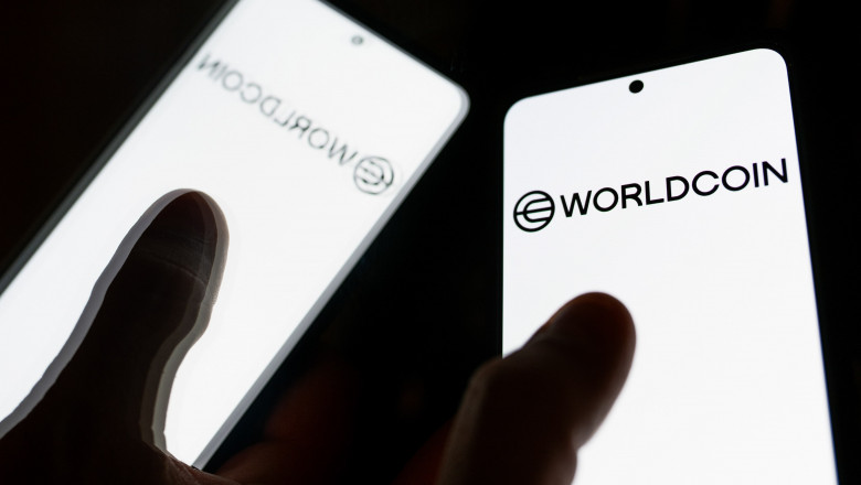 logo-ul worldcoin pe un ecran de smartphone
