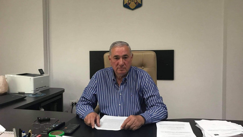 primarul din Urziceni Constantin Sava sta la birou