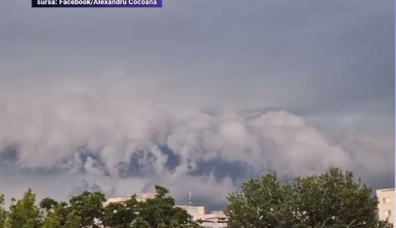 De ce a fost neobișnuită furtuna care a devastat Brăila. Oamenii s-au speriat după ce au văzut cum arătau norii și au sunat la 112