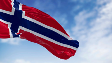 steagul norvegiei flutură, pe fundal este cerul