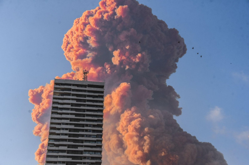 Beirut, Lebanon. 4th Aug, 2020. A red plume, thought to be ammonium nitrate being stored in a warehouse, rises from Beirut port following a huge explosion. The blast wave from the detonation caused damage to buildings up to six miles away, killing over 20