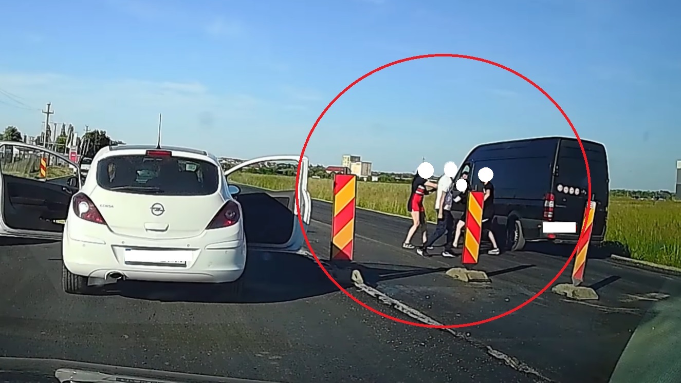 Șoferi lăsați fără permise după o șicanare în trafic urmată de bătaie, în Timiș. Imaginile publicate în mediul online, probă la dosar