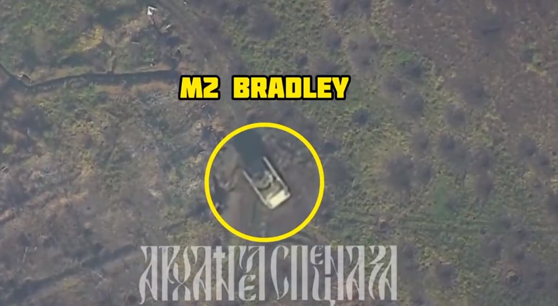 Au scăpat în ultima clipă. Momentul în care o dronă kamikaze a rușilor țintește un blindat Bradley