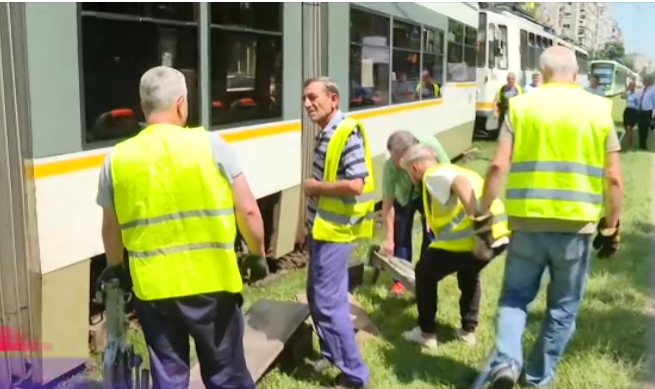Un tramvai de pe linia 32 a deraiat în București și a blocat traficul. Repunerea pe linie este dificilă