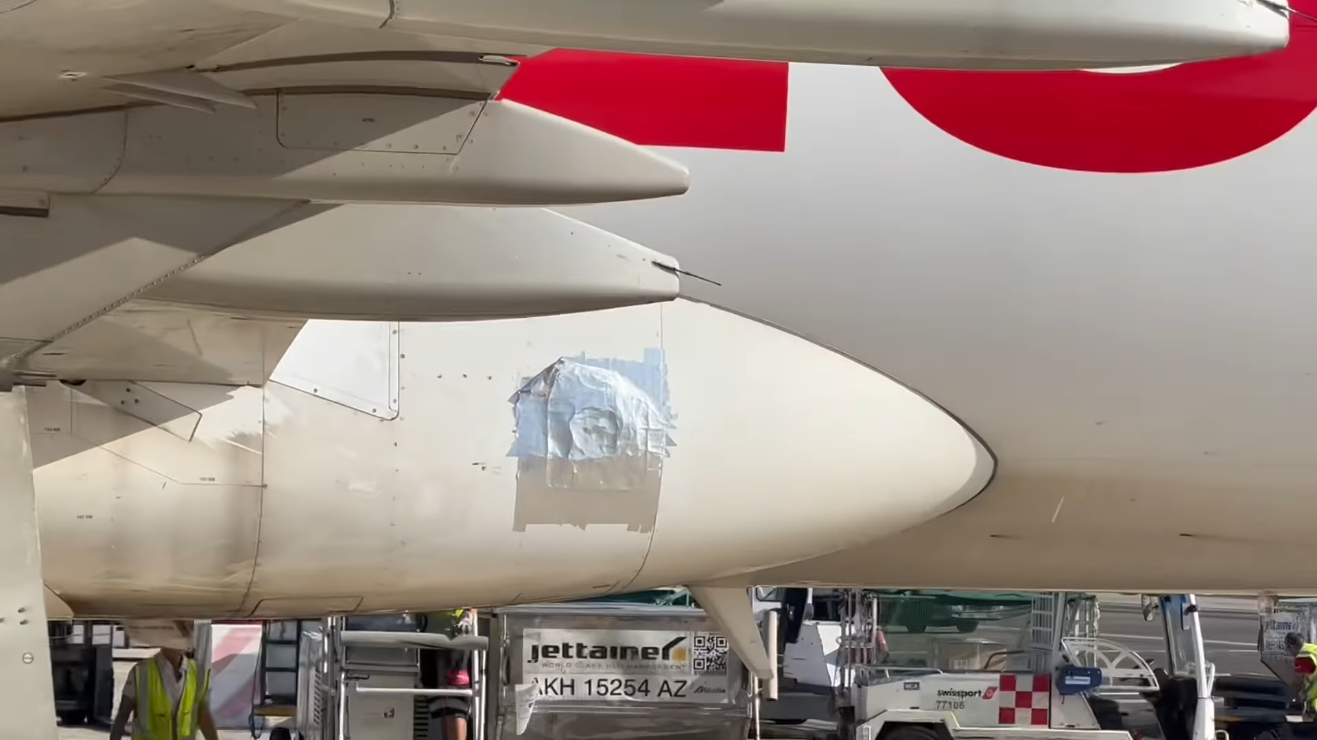 Un clip video cu un avion „peticit” cu bandă adezivă s-a viralizat și a produs o controversă uriașă în Italia