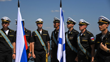 marinari rusi in uniforma de parada