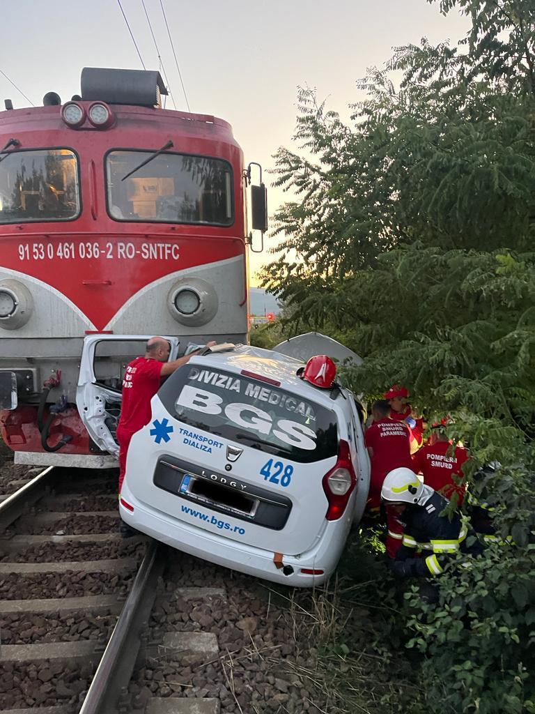 Ambulanță spulberată de tren într-o localitate din Gorj. Șoferul a murit