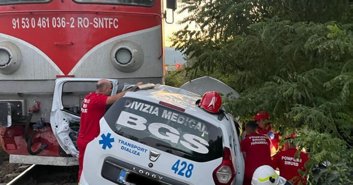 Ambulanță spulberată de tren într-o localitate din Gorj. Șoferul a ...