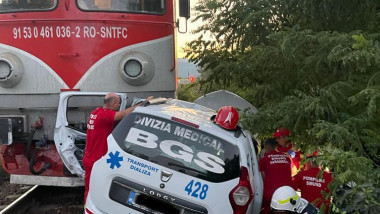 Ambulanță spulberată de tren într-o localitate din Gorj