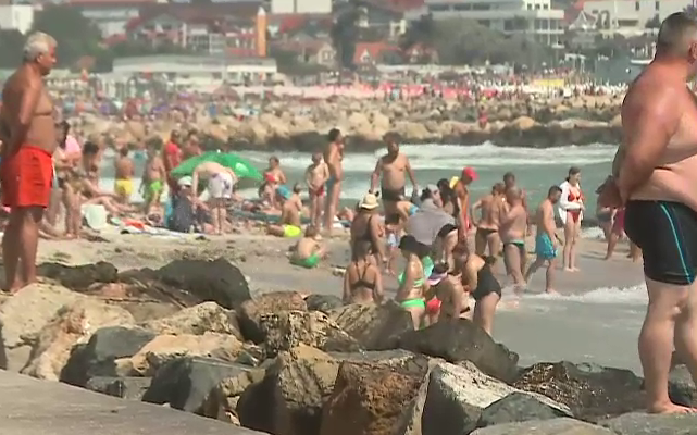 Salvamarii sunt disperați din cauza turiștilor care insistă să intre în mare: Îl resuscitam pe unul, ei se uitau și mergeau spre apă
