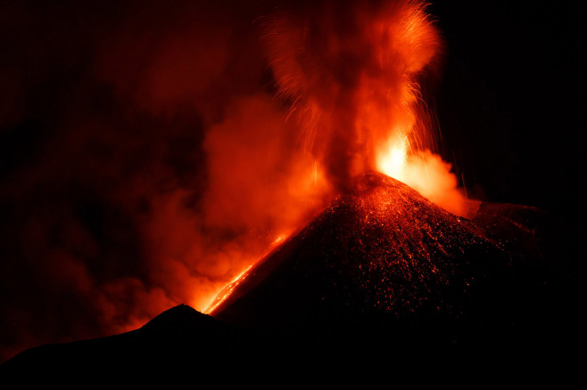 Vulcanul Etna a intrat din nou în erupţie