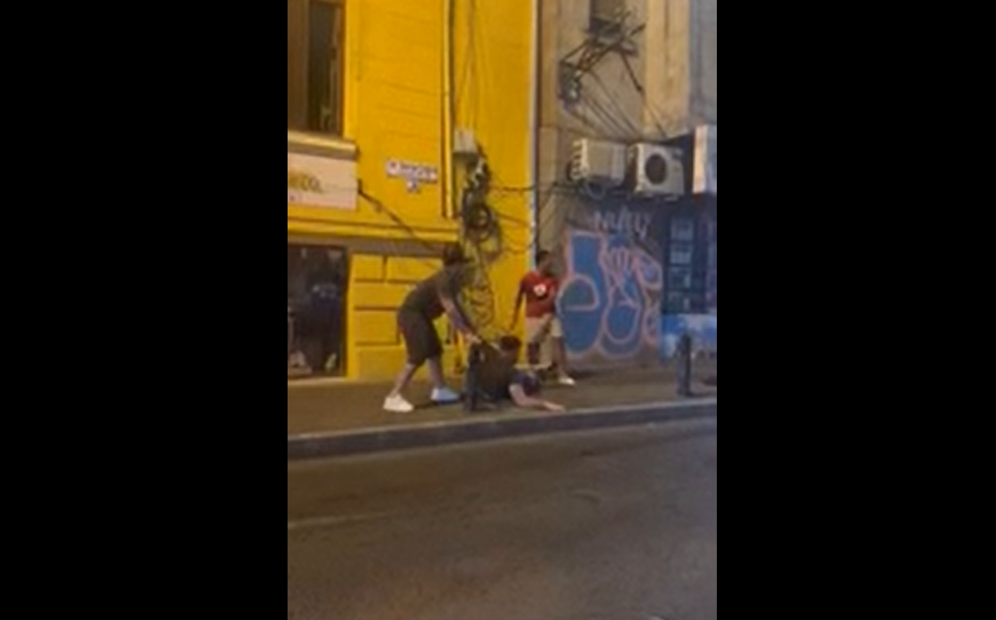 Șase tineri au coborât din mașini și s-au bătut azi noapte în centrul Bucureștiului