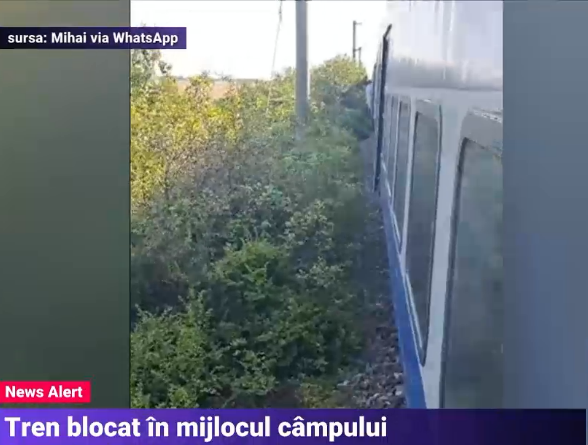 "Ne-am pus toți pe linie și i s-a făcut milă conductorului". Pasagerii unui tren blocat în câmp au făcut autostopul la un tren privat