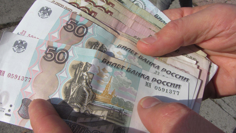ruble ținute în mână gross-plan