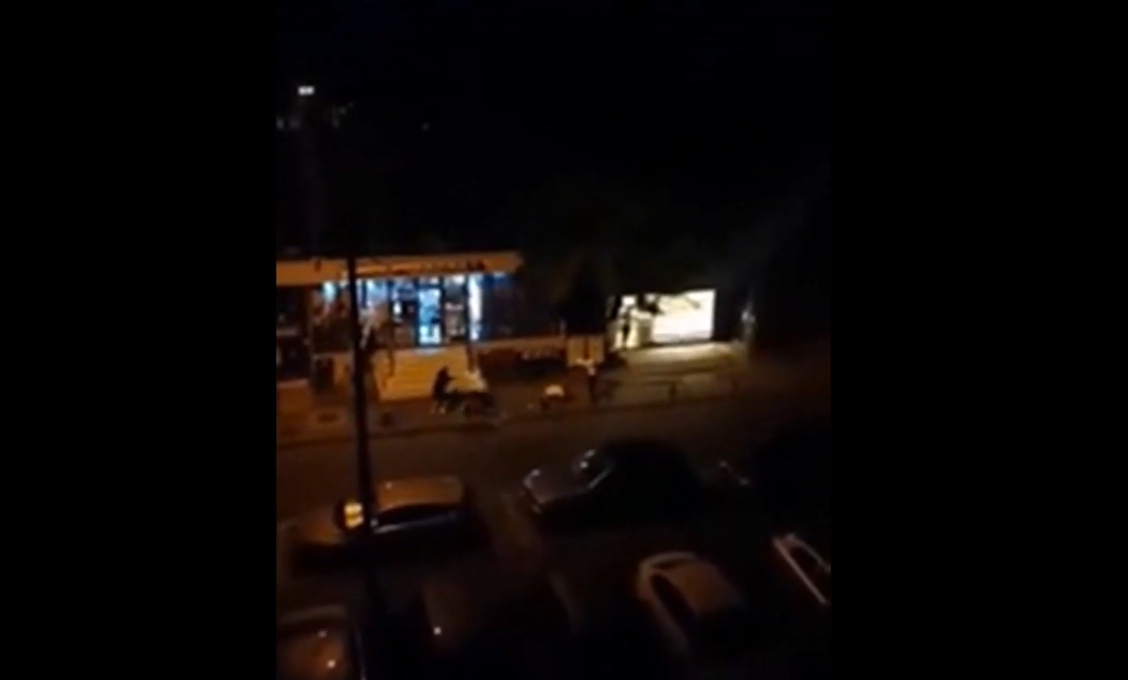 Bătaie cruntă pe o stradă din Craiova. Unul dintre scandalagii loveşte în mod repetat două persoane cu o bâtă - VIDEO