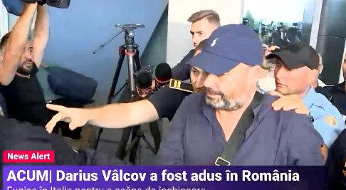 Primele imagini cu Darius Vâlcov adus în țară sub escortă. Fostul ministru va fi încarcerat la Rahova