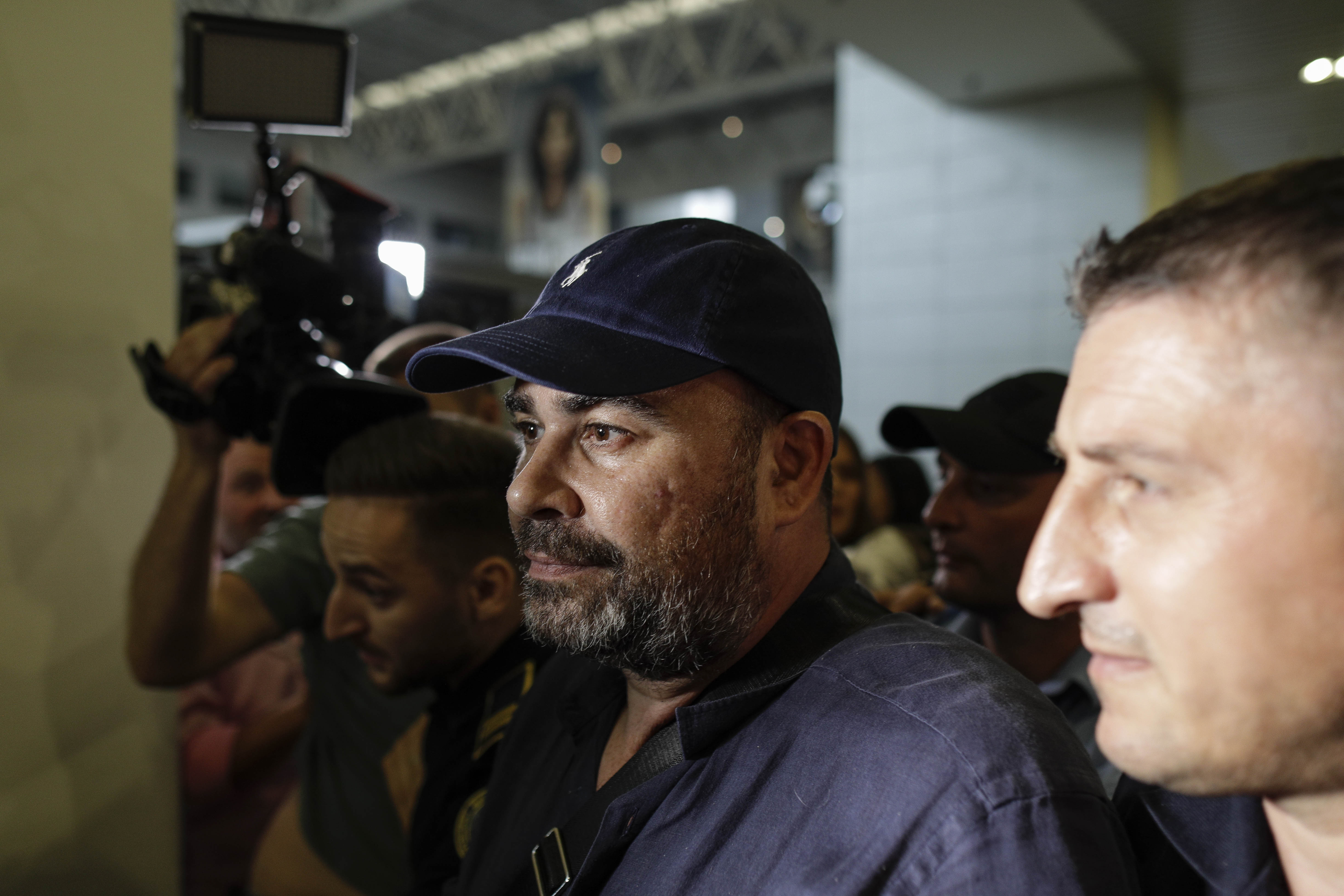 Primele imagini cu Darius Vâlcov adus în țară sub escortă. Fostul ministru a fost încarcerat în Penitenciarul Rahova