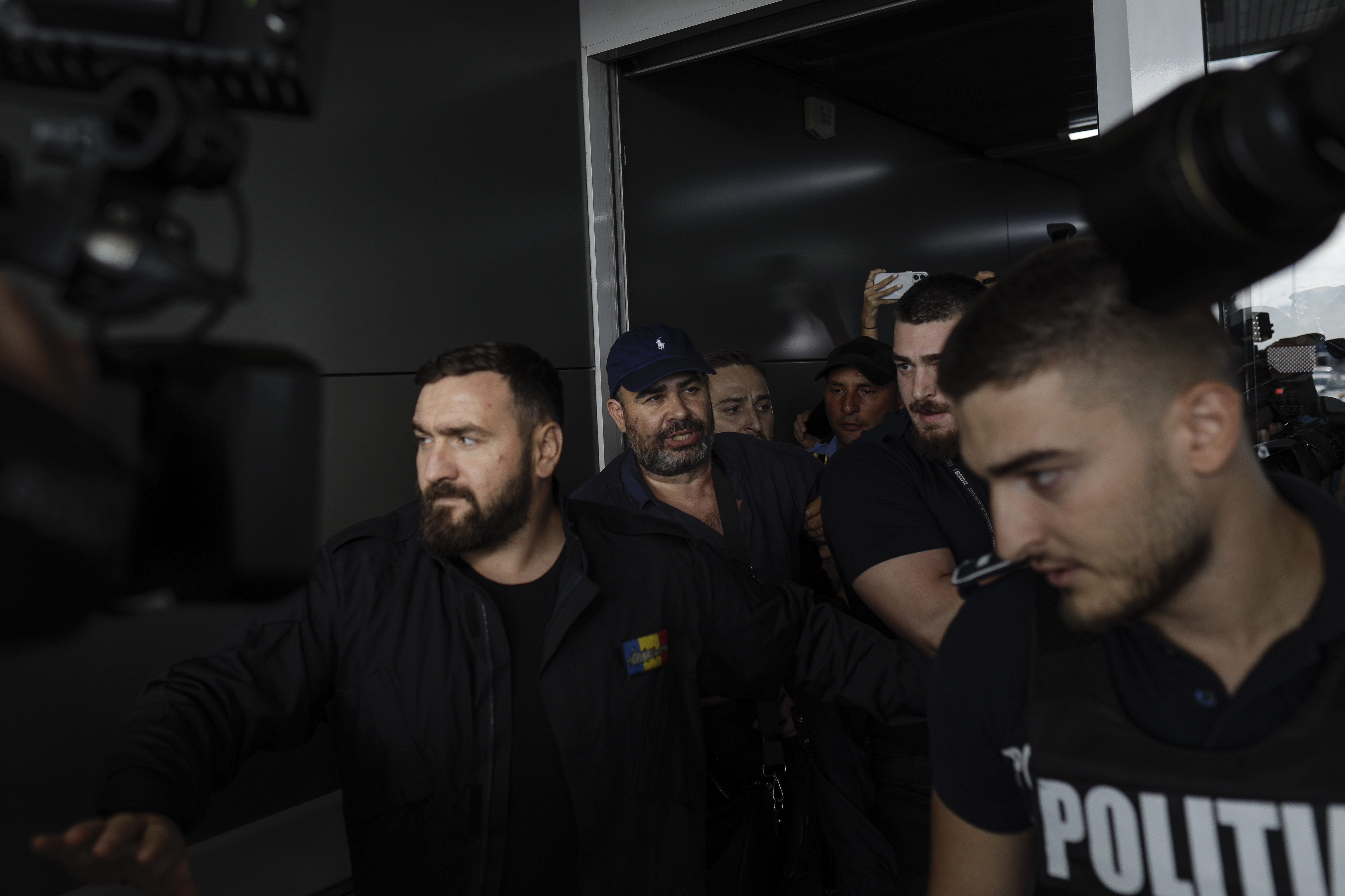 Mesajul DNA, după extrădarea lui Vâlcov: Constituie un semnal puternic pentru cei tentaţi să se sustragă de la executarea pedepselor