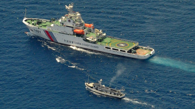 Navă militară a gărzii de coastă chineze și o barcă de aprovizionare filipineză în Marea Chinei de Sud