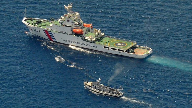 Navă militară a gărzii de coastă chineze și o barcă de aprovizionare filipineză în Marea Chinei de Sud