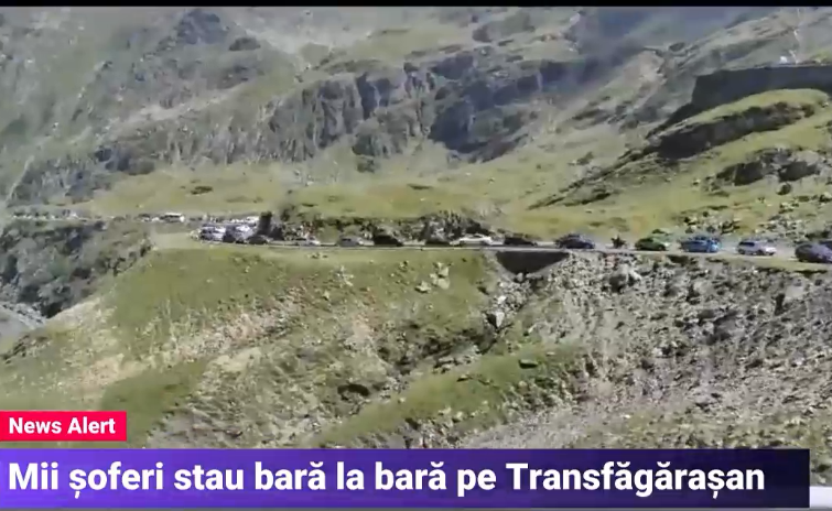 Mii de șoferi sunt blocați pe Transfăgărășan. Coloana de mașini a ajuns la opt kilometri