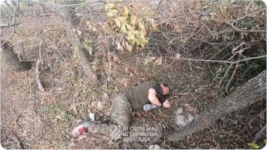 soldat rus ranit intins pe iarba in padure