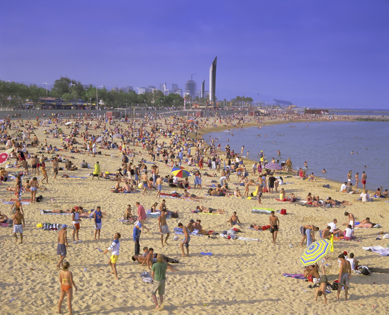 Nudiștii din Catalonia sunt supărați că pe plajele lor vin turiști în costum de baie. „E o lipsă de respect”