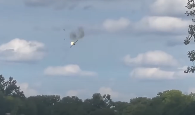 VIDEO. Un MiG-23 s-a prăbușit la un show aerian de lângă Detroit. Piloții s-au catapultat în ultimul moment