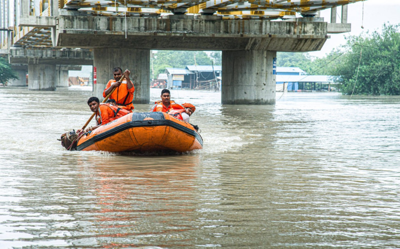 Flood in New Delhi, India Amidst the Crisis: NDRF (National Disaster Response Force) personnel come forward, fearlessly