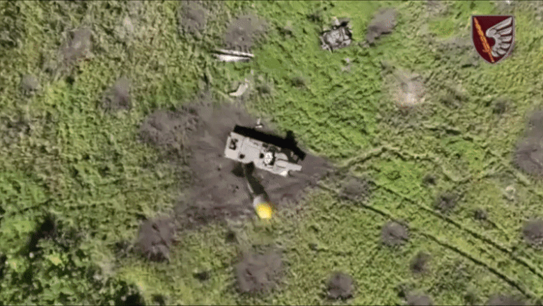 Momentul în care un vehicul rusesc de deminări, plin cu peste 700 de kilograme de exploziv, e aruncat în aer de o dronă ucraineană