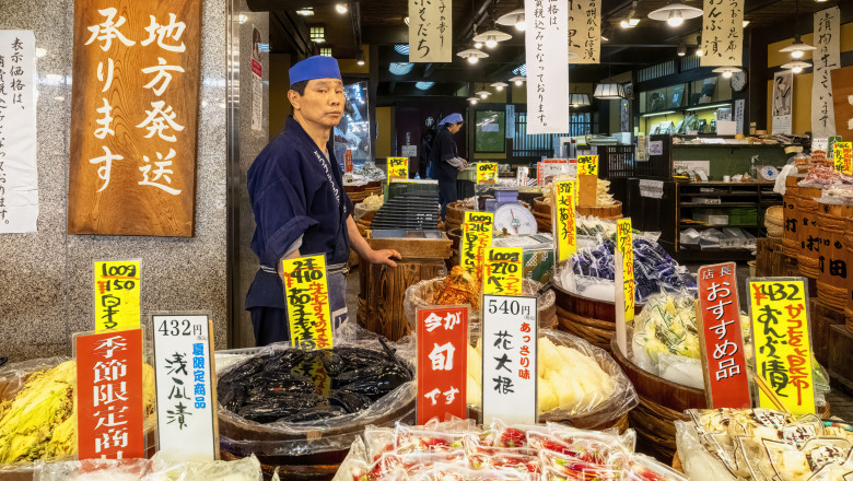 piață în Japonia, cu tot felul de produse și un vânzător