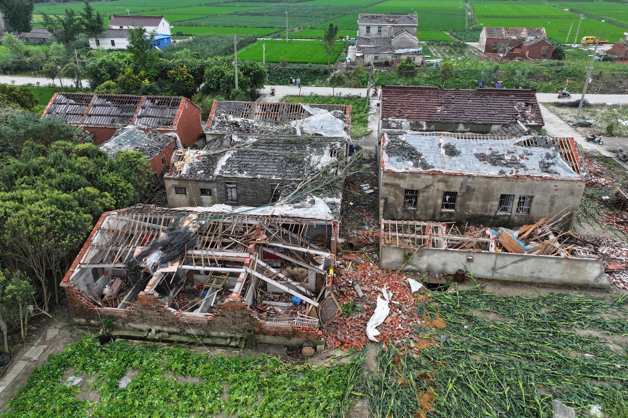 După ploi torențiale și inundații devastatoare, China a fost lovită de o tornadă care a făcut prăpăd. Doi oameni au murit