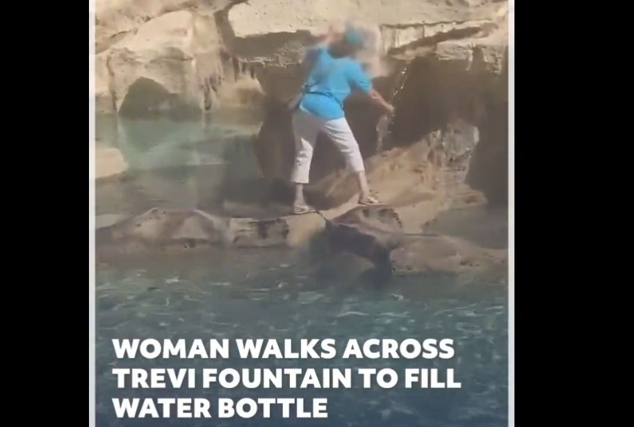 Imaginile care au înfuriat din nou Italia. O turistă s-a urcat pe Fontana di Trevi ca să-și umple sticla cu apă