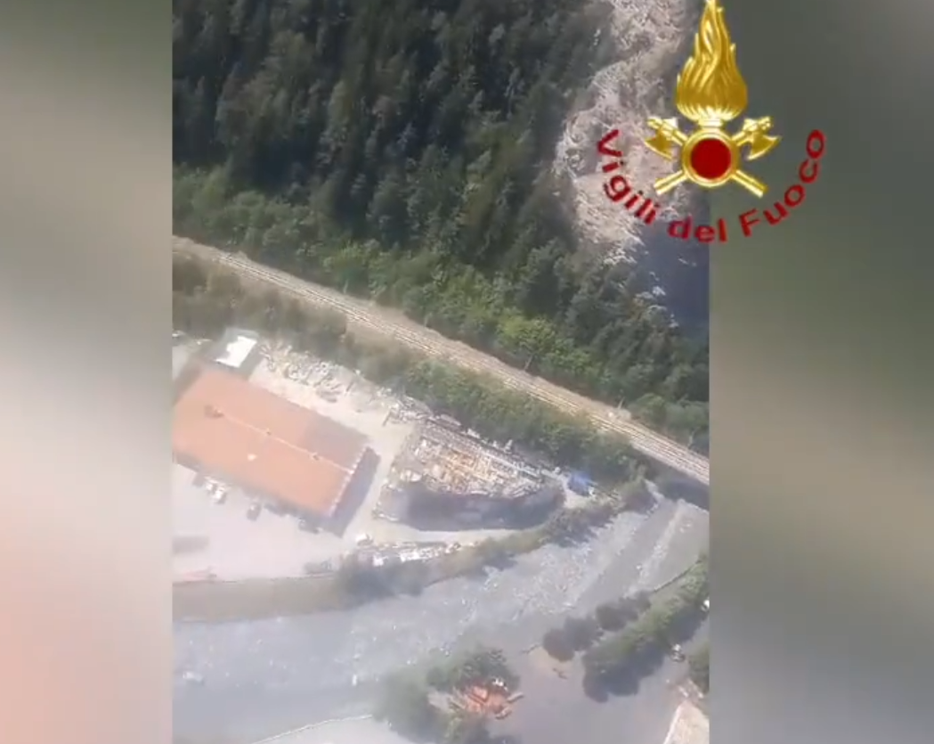 Momentul în care valuri de noroi se revarsă pe străzile unui oraș din Italia. De spaimă, oamenii au fugit