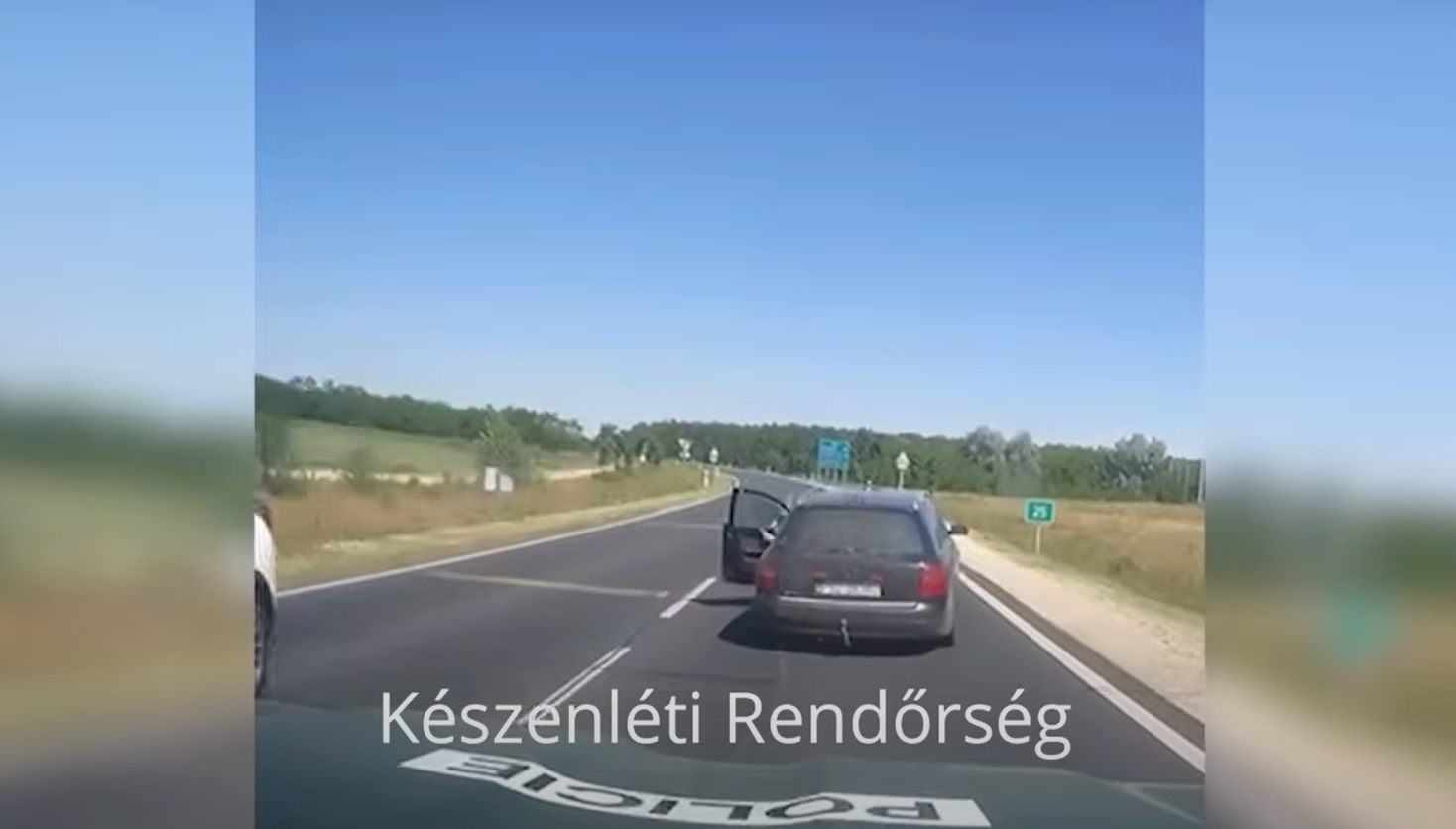 Un șofer român care conducea o mașină plină de migranți în Ungaria a sărit de la volan în timpul mersului ca să scape de poliție
