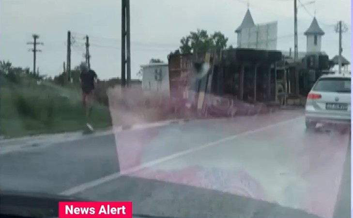 Un TIR plin cu ulei alimentar s-a răsturnat în Tulcea. Trafic oprit pe DN 22A