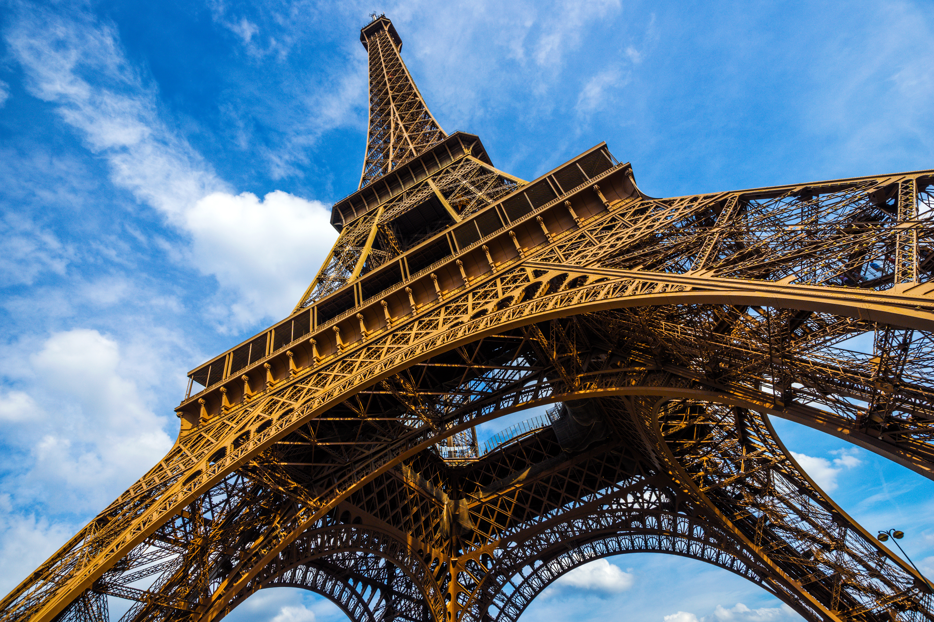 Doi turişti beți au petrecut noaptea în Turnul Eiffel. Au fost descoperiţi dimineaţa dormind în celebra construcție