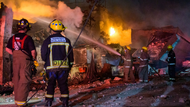 pompieri la locul unei explozii