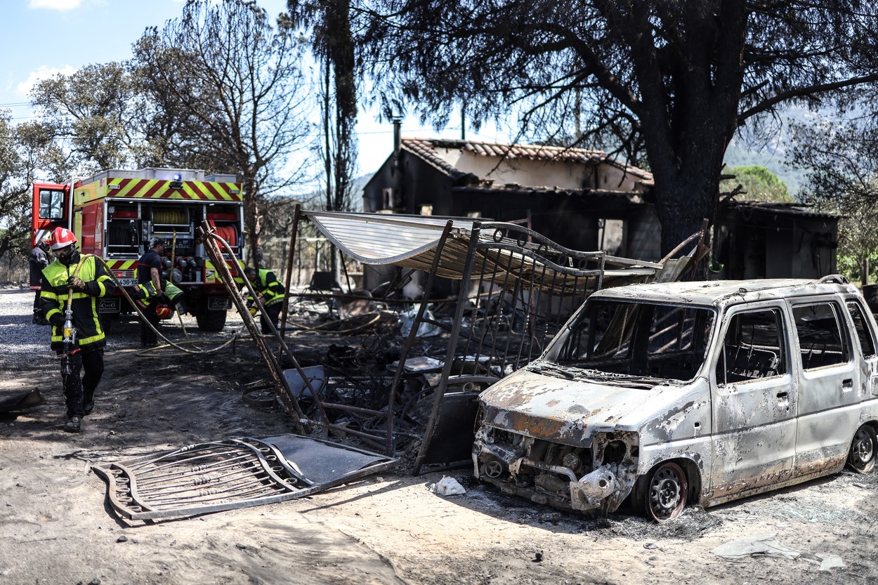 Turiștii veniți în Franța au fost alungați de un incendiu violent în Pirinei. Oamenii și-au pierdut acte, bani și mașini în foc