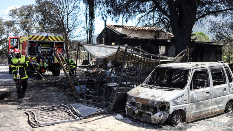 Zona distrusă de incendiu cu o mașină carbonizată